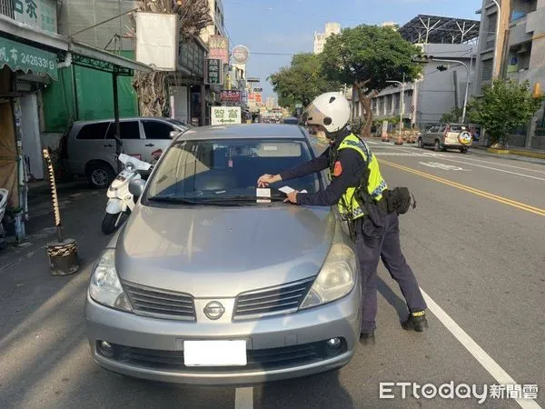 ▲屏東縣警方開單告發違規車輛             。（圖／記者陳崑福翻攝）