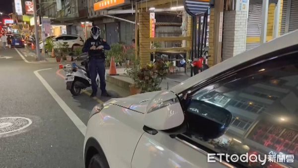 ▲屏東縣警方開單告發違規車輛             。（圖／記者陳崑福翻攝）