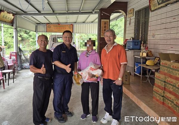 ▲枋寮警分局內獅派出所所長巴勒巴日兒•喀拉曼介民生物質給弱勢家庭             。（圖／記者陳崑福翻攝）