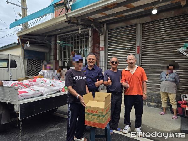 ▲枋寮警分局內獅派出所所長巴勒巴日兒•喀拉曼介民生物質給弱勢家庭             。（圖／記者陳崑福翻攝）