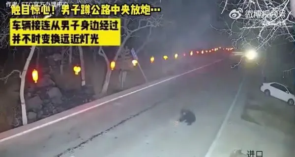 【41J肉聲】中國男在路中央放炮　惡意擾亂交通！下一秒慘被車子輾爆