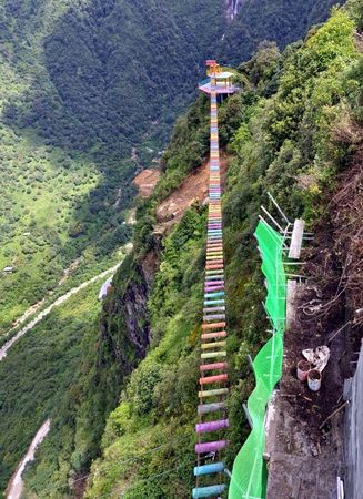 ▲▼龍雲玻璃天空步道，北越沙壩熱門景點、高海拔透明天空步道超刺激。（圖／大口提供）