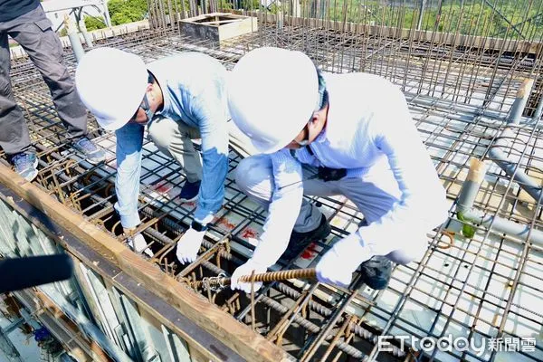 ▲「愛的書庫」共讀館11日上樑，南投縣政府期許打造兒少及社區閱讀中心。（圖／南投縣政府提供，下同）