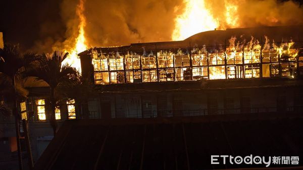 ▲▼嘉義朴子榮昌戲院大火，民眾拍下消防員精疲力盡跪地灑水降溫的畫面             。（圖／嘉義縣文化基金會董事陳俊哲提供）