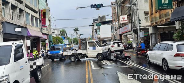 ▲▼小貨車停車後疑沒拉手剎車，一路滑行衝路口，撞倒2機車，釀2傷1送醫。（圖／記者游芳男翻攝，下同）