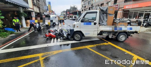 ▲▼小貨車停車後疑沒拉手剎車，一路滑行衝路口，撞倒2機車，釀2傷1送醫。（圖／記者游芳男翻攝，下同）