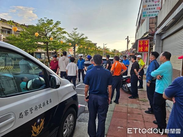 ▲東港警分局人員勘察東隆宮迎王平安祭典請水路線圖            。（圖／記者陳崑福翻攝）