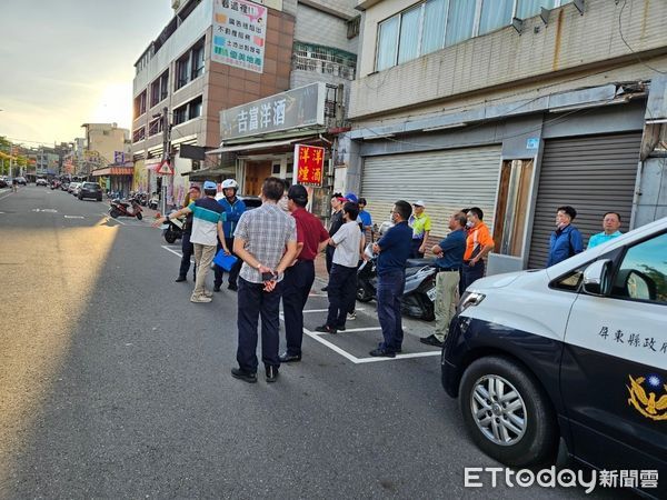 ▲東港警分局人員勘察東隆宮迎王平安祭典請水路線圖            。（圖／記者陳崑福翻攝）