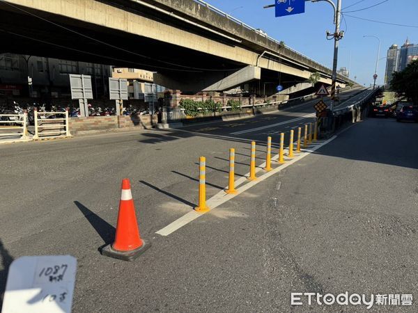 ▲▼新莊區中正路、思源路口設置科技執法指示牌，大漢橋上橋處設置黃色警示桿             。（圖／記者陳以昇翻攝）