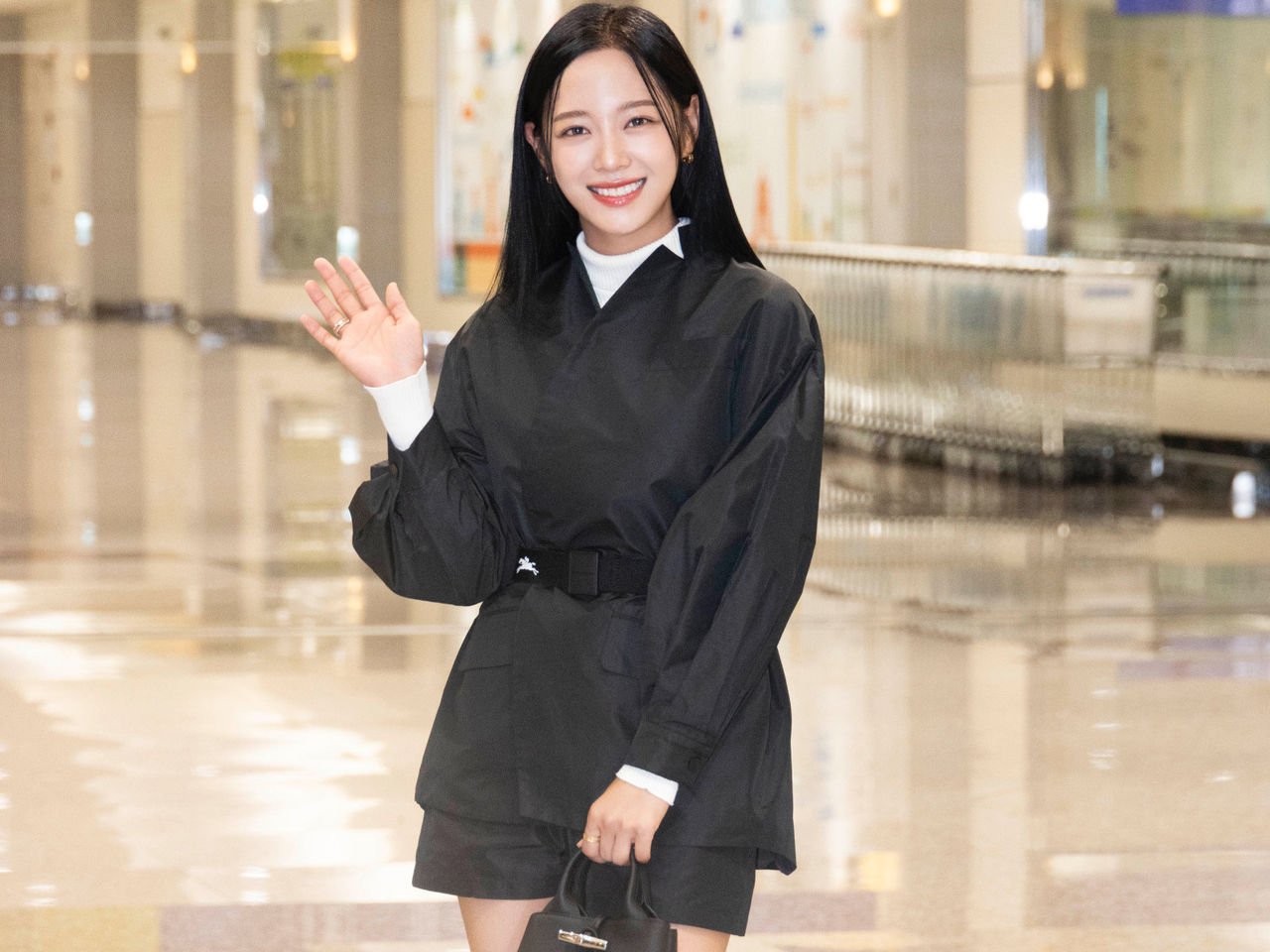 Jin Shizheng Steals the Spotlight: Taiwanese Pop-Up Appearance Brings Style and Smiles