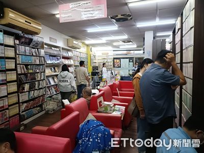 夕陽產業疊加漲租壓力　高雄連鎖漫畫店無預警熄燈