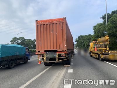 國道驚魂！聯結車「頭身分離」貨櫃停車道　路過駕駛嚇壞急閃