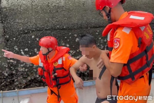 ▲▼ 淡水19歲男子失足跌落漁人碼頭！海巡緊急救援。（圖／記者戴上容翻攝）