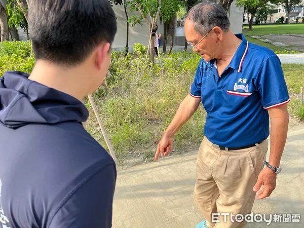 ▲台南市正生公園暨地下停車場12日舉行正式啟用記者會，議員蔡宗豪表示，在啟用儀式結束後立即接獲民眾陳情，剛落成的停車場竟然多有泥淖。（圖／記者林東良翻攝，下同）