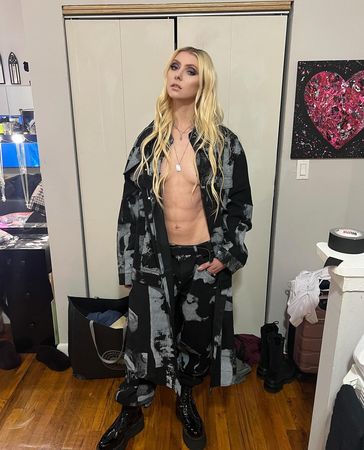 ▲泰勒莫森曬出前衛穿搭。（圖／翻攝自Taylor Momsen Instagram）