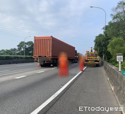 ▲國道三義路段今清晨發生聯結車貨櫃脫離驚險事故             。（圖／記者楊永盛翻攝）