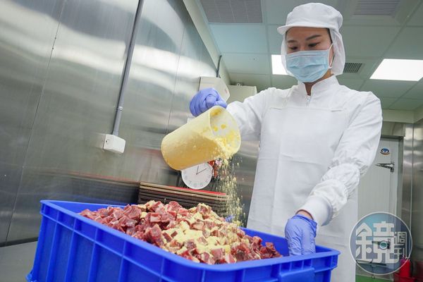 陳妍霖採用美式速食店炸雞粉供應商的調味粉為基底，開發出自家醃粉，再結合數十種漢方自製出烤肉粉，形成獨家串燒調味配方。