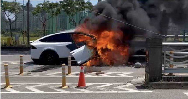 林志穎開特斯拉自撞起果後，也引起不少車主對電動車險起火賠償的好奇。（圖／翻攝自記者爆料網）