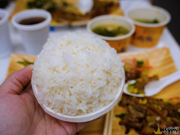 ▲▼桃園中壢美食「上野烤肉飯」，中壢超強的排隊便當店，每次路過都是滿滿排隊人潮！肉品現烤超夠味，配菜也給得很有誠意。（圖／部落客瑋瑋美食萬歲授權提供，勿擅自翻攝）