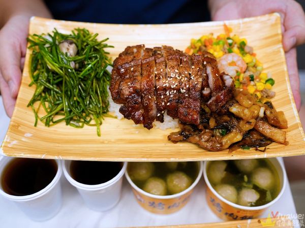 ▲▼桃園中壢美食「上野烤肉飯」，中壢超強的排隊便當店，每次路過都是滿滿排隊人潮！肉品現烤超夠味，配菜也給得很有誠意。（圖／部落客瑋瑋美食萬歲授權提供，勿擅自翻攝）