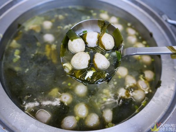 ▲▼桃園中壢美食「上野烤肉飯」，中壢超強的排隊便當店，每次路過都是滿滿排隊人潮！肉品現烤超夠味，配菜也給得很有誠意。（圖／部落客瑋瑋美食萬歲授權提供，勿擅自翻攝）