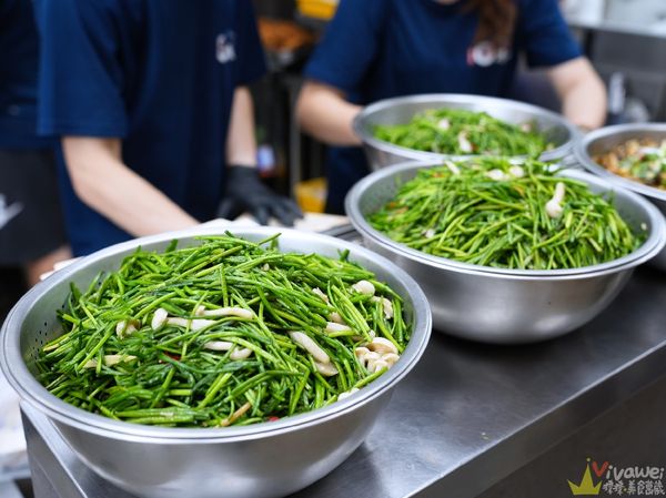 ▲▼桃園中壢美食「上野烤肉飯」，中壢超強的排隊便當店，每次路過都是滿滿排隊人潮！肉品現烤超夠味，配菜也給得很有誠意。（圖／部落客瑋瑋美食萬歲授權提供，勿擅自翻攝）