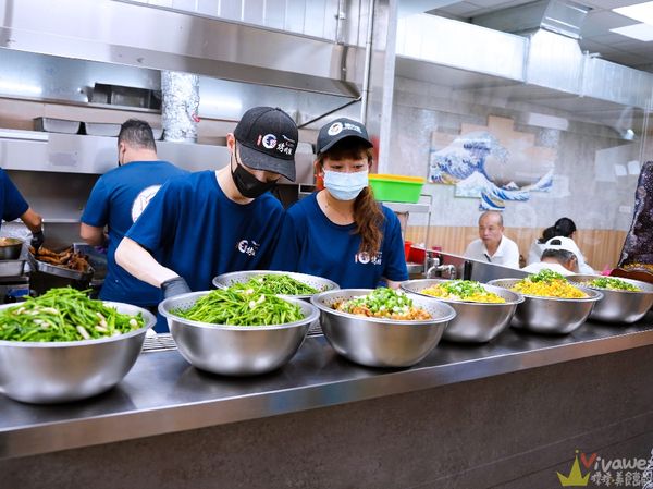 ▲▼桃園中壢美食「上野烤肉飯」，中壢超強的排隊便當店，每次路過都是滿滿排隊人潮！肉品現烤超夠味，配菜也給得很有誠意。（圖／部落客瑋瑋美食萬歲授權提供，勿擅自翻攝）