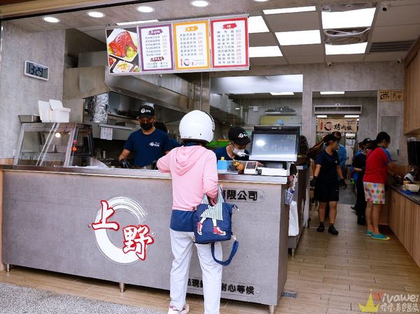 ▲▼桃園中壢美食「上野烤肉飯」，中壢超強的排隊便當店，每次路過都是滿滿排隊人潮！肉品現烤超夠味，配菜也給得很有誠意。（圖／部落客瑋瑋美食萬歲授權提供，勿擅自翻攝）