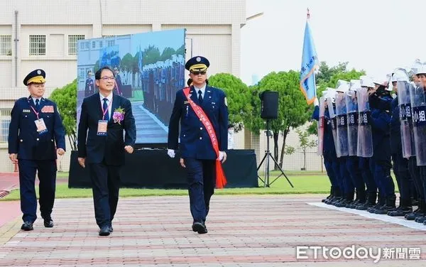 ▲▼法務部長鄭銘謙校閱矯正署靖安小組。（圖／矯正署提供）