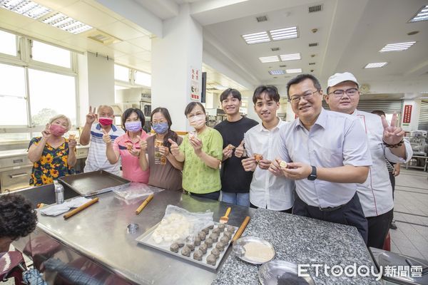 ▲嘉南藥理大學「西港風‧敘事雲」USR計畫團隊於13日在校內餐旅大樓舉辦「芝麻香傳秋情，手作團圓餅」活動。（圖／記者林東良翻攝，下同）