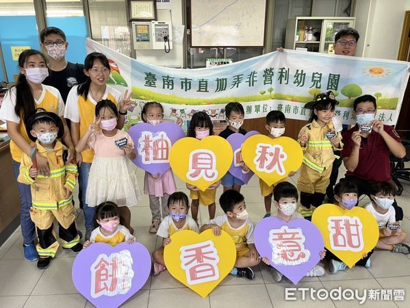 ▲台南市安定區直加弄幼兒園的孩子們，親手製作中秋節餅乾，將這些心意滿滿的餅乾送給平日辛苦保護大家的消防隊叔叔和阿姨們。（圖／記者林東良翻攝，下同）