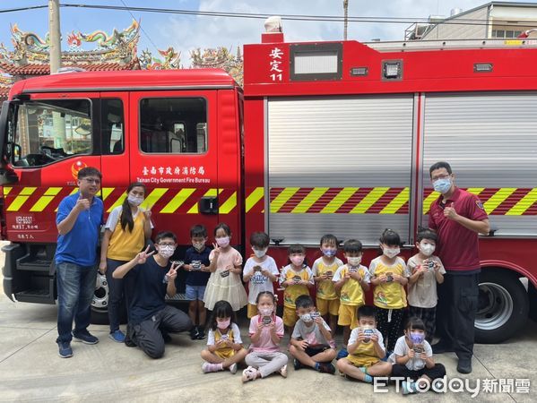 ▲台南市安定區直加弄幼兒園的孩子們，親手製作中秋節餅乾，將這些心意滿滿的餅乾送給平日辛苦保護大家的消防隊叔叔和阿姨們。（圖／記者林東良翻攝，下同）