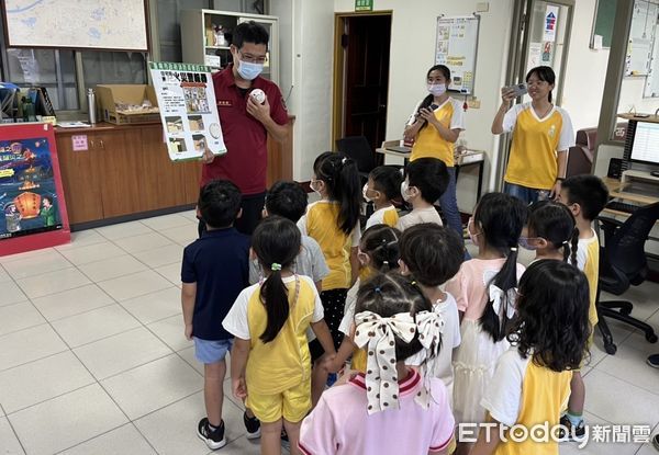 ▲台南市安定區直加弄幼兒園的孩子們，親手製作中秋節餅乾，將這些心意滿滿的餅乾送給平日辛苦保護大家的消防隊叔叔和阿姨們。（圖／記者林東良翻攝，下同）