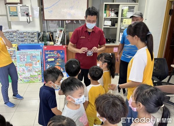 ▲台南市安定區直加弄幼兒園的孩子們，親手製作中秋節餅乾，將這些心意滿滿的餅乾送給平日辛苦保護大家的消防隊叔叔和阿姨們。（圖／記者林東良翻攝，下同）