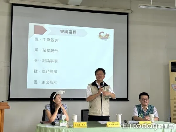 ▲台南市教育局於13日辦理2024學年度學生輔導諮商中心第一次全員會議，教育局長鄭新輝親自致贈點心，向辛勤奉獻的專輔伙伴表達感謝。（圖／記者林東良翻攝，下同）