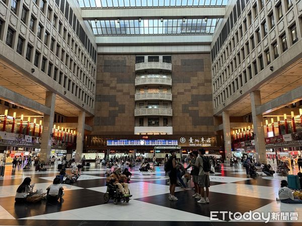 ▲▼台鐵台北車站往機場捷運通道管線間門鎖遭破壞，有街友入侵。（示意圖／記者李姿慧攝）