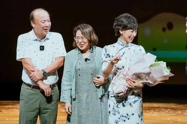 ▲「飛鷹三姝」裘海正瞞好姊妹方文琳，買票支持《時光の手箱：我的阿爸和卡桑》。（圖／財團法人影想文化藝術基金會提供）