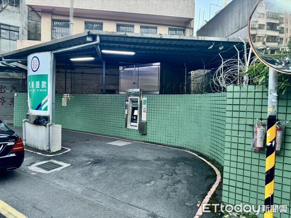 ▲▼土城郵局設有得來速ATM，專用車道提供汽機車提款。（圖／中華郵政公司提供）