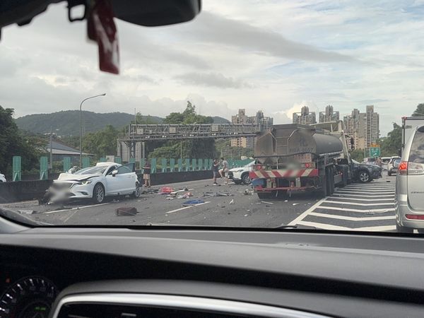 ▲▼國道3號南向汐止新台五路段嚴重車禍。（圖／翻攝記者爆料網）