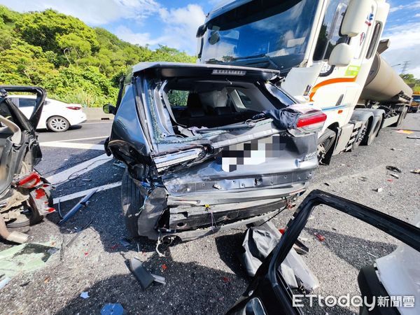 ▲▼國道3號南向南港交流道嚴重車禍。（圖／記者邱中岳翻攝）