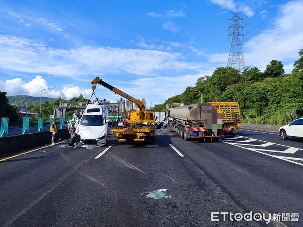 ▲▼國道3號南向南港交流道嚴重車禍。（圖／記者邱中岳翻攝）