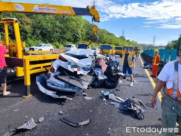 ▲▼國道3號南向南港交流道嚴重車禍。（圖／記者邱中岳翻攝）