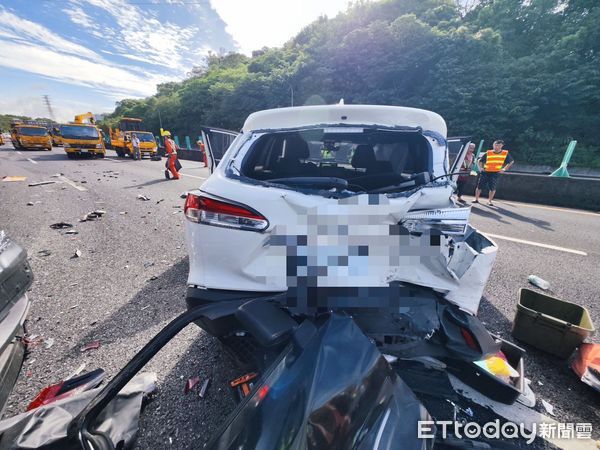 ▲▼國道3號南向南港交流道嚴重車禍。（圖／記者邱中岳翻攝）