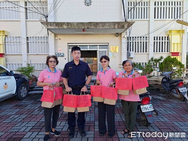 ▲里港警分局中秋節送暖給弱勢家庭             。（圖／記者陳崑福翻攝）