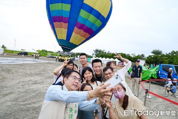 ▲「2024濱海韶光季」，14日於將軍漁港登場，台南市長黃偉哲也驚喜現身，與眾人一同欣賞熱氣球升空的美景。（圖／記者林東良翻攝，下同）