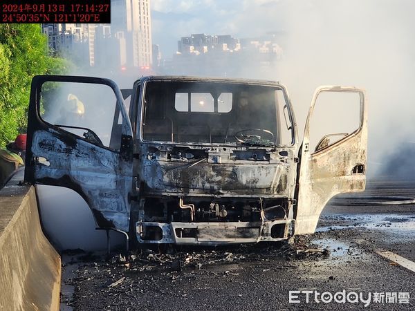 ▲▼新竹國道火燒車事故　男子駕駛小貨車起火燃燒             。（圖／記者陳凱力翻攝）