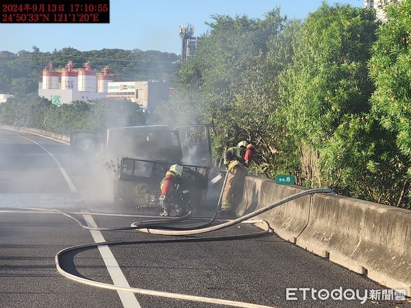 ▲▼新竹國道火燒車事故　男子駕駛小貨車起火燃燒             。（圖／記者陳凱力翻攝）