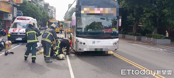 ▲▼男子違規穿越馬路被客運擊落，腳掌卡輪胎底嚴重骨折。(圖／記者邱中岳翻攝）