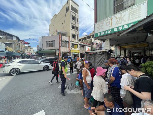 ▲彰化不二坊蛋黃酥排隊人龍再現。（圖／記者唐詠絮翻攝）