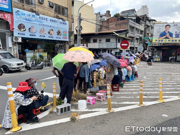 ▲彰化不二坊蛋黃酥排隊人龍再現。（圖／記者唐詠絮翻攝）